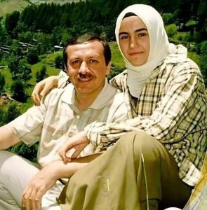 Avucunu açmış